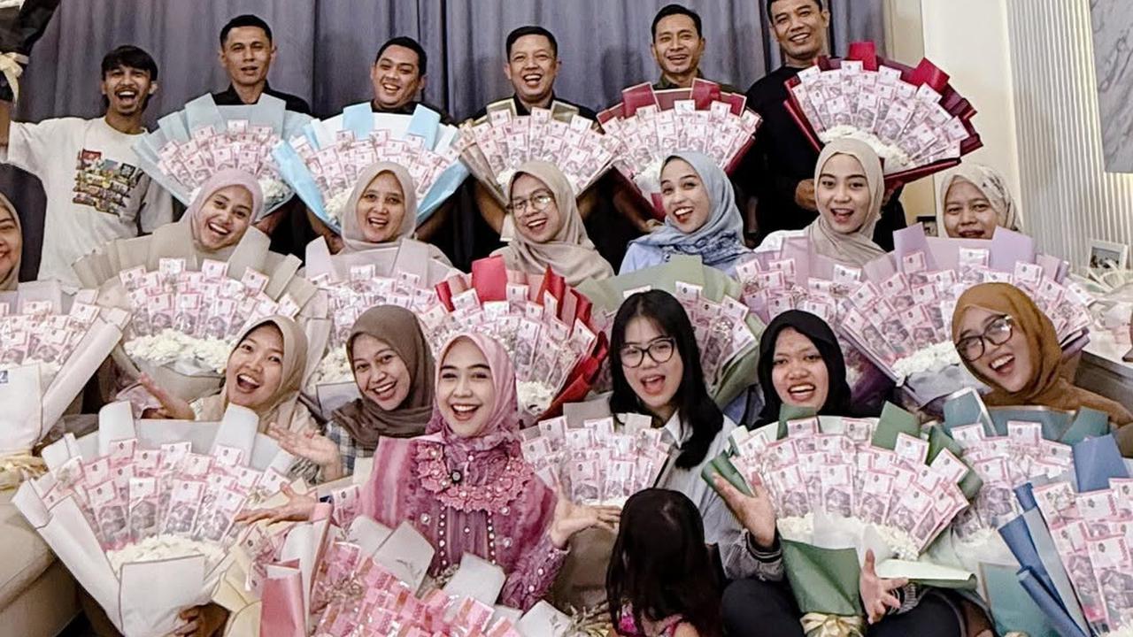 Cara Unik Ria Ricis Bagi THR ke Karyawan, Uang Dijadikan Buket