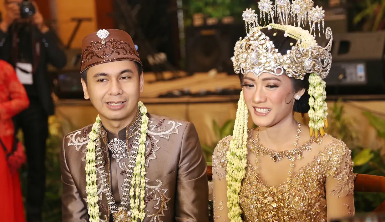 Pria yang telah resmi menjadi suami Anissa ini memang terkenal sebagai komika yang selalu membuat banyak orang tertawa lepas. Usai melangsungkan akad nikah, Radit yang semula tegang pun kembali melucu. (Nurwahyunan/Bintang.com)