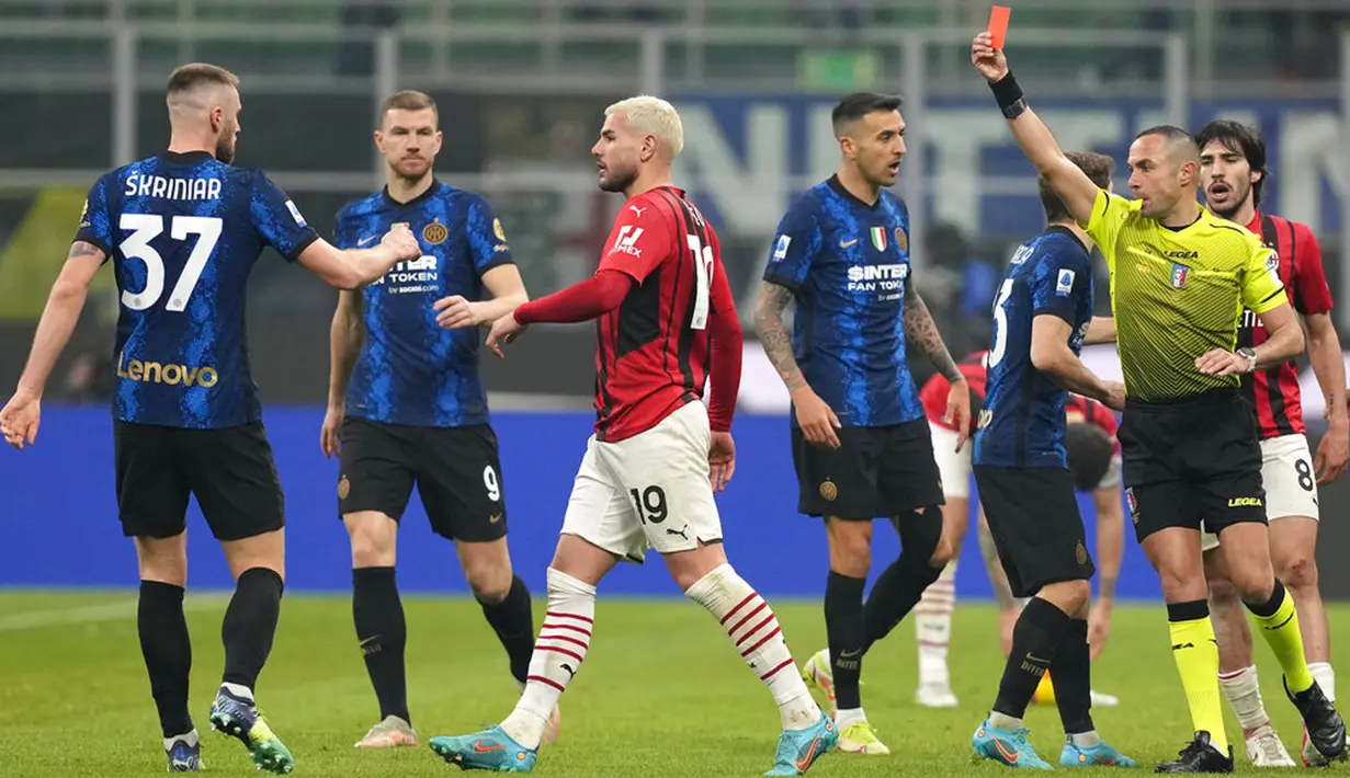 Wasit Marco Guida (kanan) menunjukkan kartu merah kepada pemain AC Milan Theo Hernandez (ketiga kiri) pada pertandingan sepak bola Liga Italia di Stadion San Siro, Milan, Italia, 5 Februari 2022. AC Milan menang 2-1. (AP Photo/Antonio Calanni)
