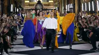 Desainer Prancis Olivier Rousteing menyapa penonton yang mengikuti peragaan busana koleksi Women's Spring-Summer 2020 Ready-to-Wear Balmain, di Opera Garnier di Paris pada 27 September 2019. (FRANCOIS GUILLOT / AFP)