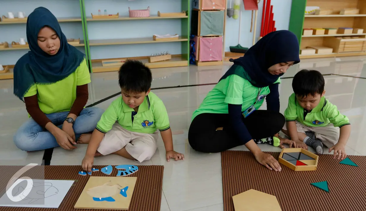 Tampak aktivitas belajar anak-anak PAUD saat berada di ruang kelas Kids Republic, Kalimalang, Jakarta, Kamis (26/11). Metode Montessori sendiri lebih kepada penekanan aktivitas pengarahan diri pada anak. (Liputan6.com/Yoppy Renato)