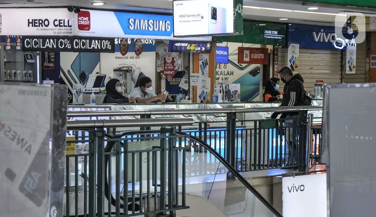 Pengunjung melihat koleksi smartphone di salah satu kios ITC Cempaka Mas, Jakarta, Rabu (4/8/2021). Pertumbuhan smartphone diperkirakan akan terus naik seiring kebutuhan ponsel pintar yang semakin melonjak di masa pandemi Covid-19.  (merdeka.com/Iqbal S Nugroho)