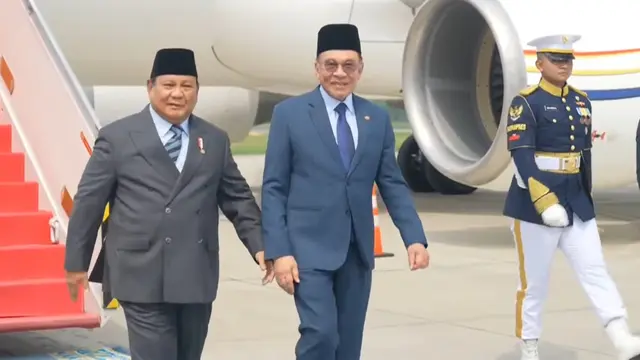 Presiden Prabowo Subianto menyambut langsung kedatangan PM Malaysia Anwar Ibrahim di Pangkalan TNI AU Halim Perdanakusuma Jakarta, Jumat (27/6/2025).