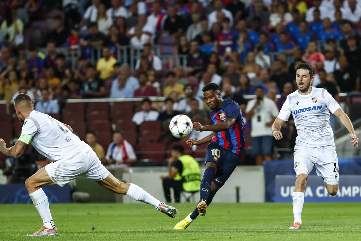 Robert Lewandoski Cetak Hattrick, Barcelona Menang Besar Atas Viktoria Plzen