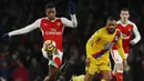 Penyerang Arsenal, Alex Iwobi, berusaha melewati pemain Crystal Palace. Pada laga ini baik The Gunners ataupun Palace sama-sama menggunakan formasi 4-2-3-1. (Reuters/Stefan Wermuth) 