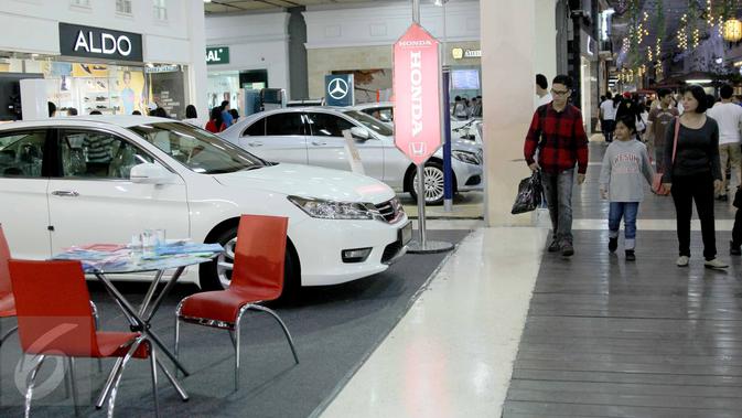 Pengunjung melihat produk mobil pada pameran kendaraan di salah satu pusat perbelanjaan di Bandung, Sabtu (27/6). Pemerintah melonggarkan PPnBBM mobil di tahun ini.(Liputan6.com/Helmi Afandi)
