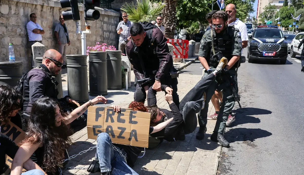 Para aktivis sayap kiri Israel menentang serangan militer ke wilayah Gaza. (AHMAD GHARABLI/AFP)