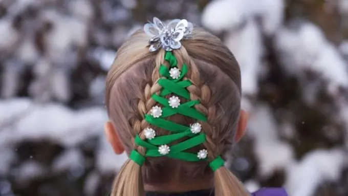 Menjelang Natal, Coba Kreasi 8 Gaya Rambut Ini Yuk!