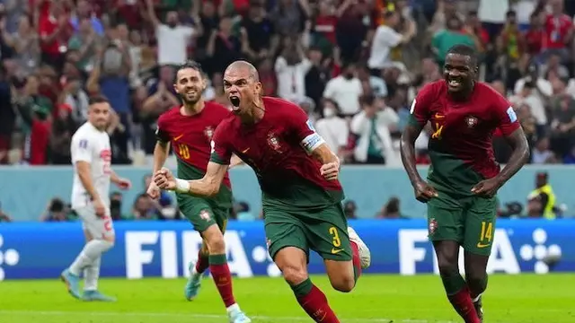 Piala Dunia 2022: Selebrasi bek Portugal, Pepe (nomor 3) usai mencetak gol ke gawang Swiss di babak 16 besar (c) AP Photo/Natacha Pisarenko