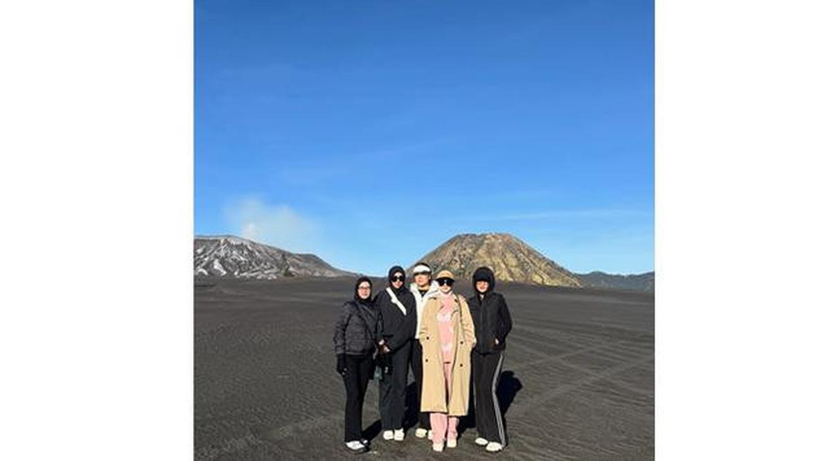 5 Gaya Kasual Mulan Jameela saat Liburan di Bromo, Outer dan Topi Visor Senada