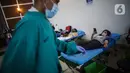 Warga dan jemaat mendonorkan darahnya dengan menerapkan protokol kesehatan di Gereja Protestan Indonesia Bagian Barat (GPIB) Effatha, Jakarta, Sabtu (14/8/2020). Kegiatan donor darah merupakan agenda rutin yang sempat terhenti akibat pandemi Covid-19. (Liputan6.com/Johan Tallo)