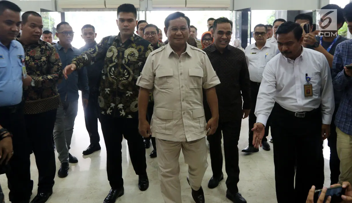 Ketua Umum Partai Gerindra Prabowo Subianto saat tiba di Kompleks Parlemen, Jakarta, Rabu, (16/5). Prabowo menyebut pihaknya akan membahas langkah-langkah yang dapat dilakukan terkait terorisme. (Liputan6.com/JohanTallo)