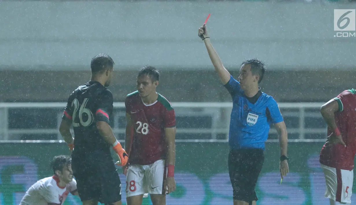 Pemain sayap Indonesia U-23, M Rezaldi Hehanusa (kedua kiri) mendapat kartu merah dari wasit Luk Kin Sun saat melawan Bahrain pada PSSI Anniversary 2018 di Stadion Pakansari, Kab Bogor, Jumat (27/4). Indonesia kalah 0-1. (Liputan6.com/Helmi Fithriansyah)