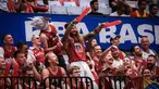Pendukung Latvia mengenakan jenggot palsu dan topeng kuda saat menonton laga perdana Grup H Piala Dunia FIBA 2023 antara Timnas Basket Latvia melawan Timnas Basket Lebanon di Indonesia Arena, Senayan, Jakarta, Jumat (25/08/2023). Lebanon menang dengan skor 109-70. (Bola.com/Bagaskara Lazuardi)