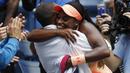 Sloane Stephens memeluk pelatihnya Kamau Murray setelah mengalahkan Madison Keys pada final AS Terbuka 2017  di Arthur Ashe Stadium, New York, (9/9/2017). Stephens menang atas Madison Keys 6-3, 6-0. (AP/Adam Hunger)