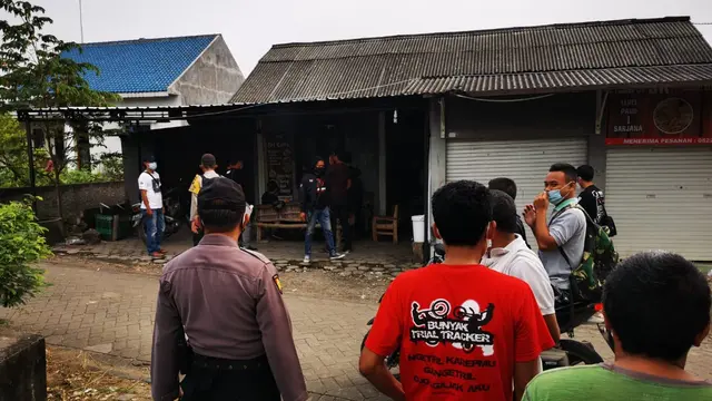Penangkapan terduga teroris di Bojonegoro. (Ahmad Adirin/Liputan6.com)