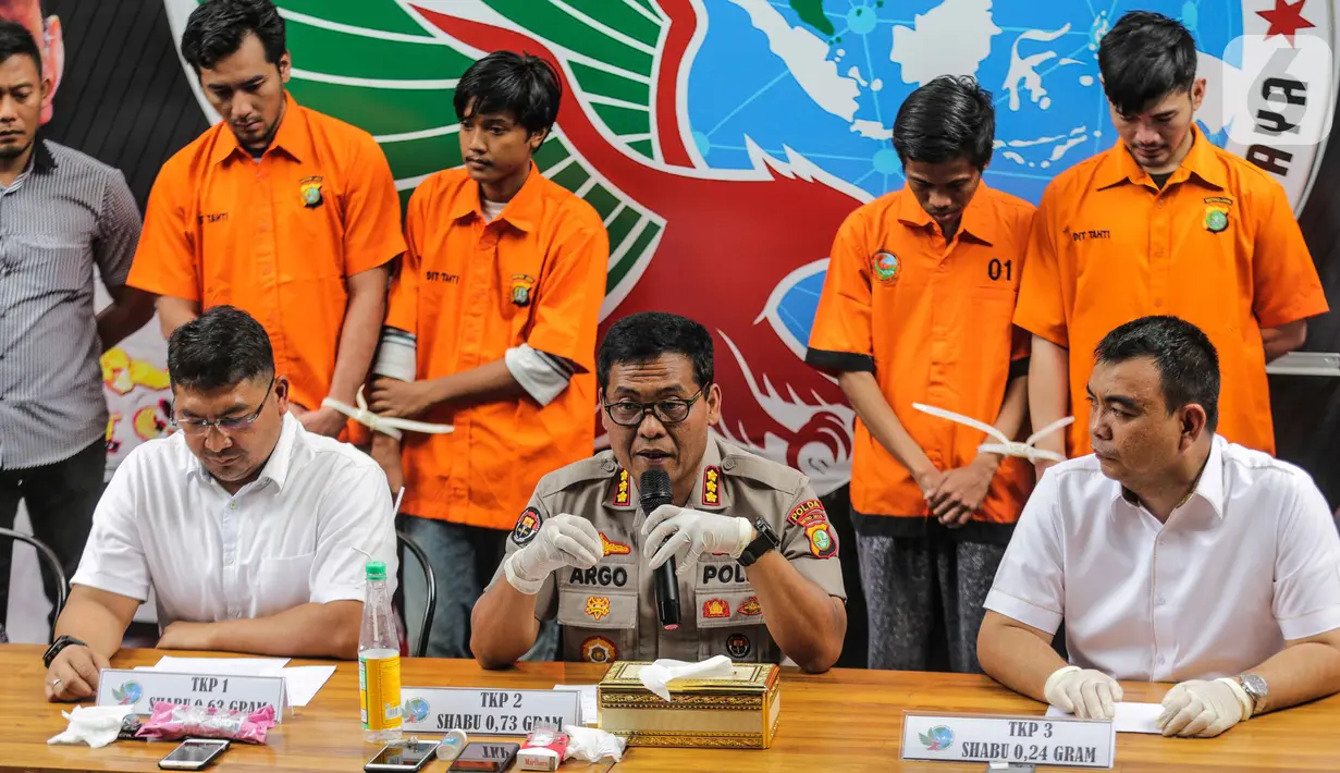 Kabidhumas Polda Metro Jaya Kombes Pol Argo Yuwono (tengah) memberikan keterangan dalam rilis narkoba di Ditresnarkoba Polda Metro Jaya, Senin (7/10/2019). Dalam kesempatan itu, polisi merilis kasus nnarkotika jenis sabu yang menjerat Septyan Arochman alias Daffa. (Liputan6.com/Faizal Fanani)