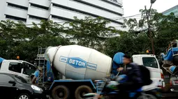 Sebagian ruas jalan di salah satu sisi gedung KPK Jakarta terlihat penuh dengan disitanya kembali aset milik tersangka kasus pencucian uang TB Chaeri Wardhana. (Liputan6.com/Helmi Fithriansyah)