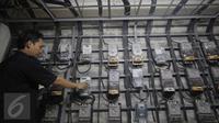 Petugas tengah patroli di dalam ruang panel listrik di Rusun Benhil, Jakarta, Kamis (5/11/2015). Pemerintah akan tetap memberikan subsidi listrik kepada pelanggan 450 Volt Ampere (VA). (Liputan6.com/Angga Yuniar)