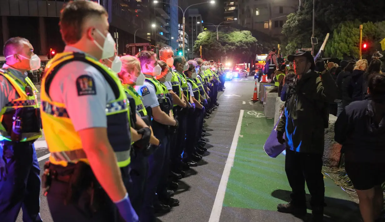 Demonstran dan polisi berhadapan dalam protes menentang mandat vaksin virus corona di Wellington, Selandia Baru, Rabu (2/3/2022). Sejak awal pandemi, Selandia Baru melaporkan kurang dari 100 kematian akibat virus di antara populasinya yang berjumlah 5 juta. (Mike Scott/New Zealand Herald via AP)