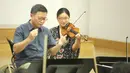 Maha karya indah ini juga akan menampilkan violist muda berbakat berusia 20 tahun asal Korea Selatan, Sueye Park, berkolaborasi dengan konduktor Avip Priatna untuk menampilkan konserto biola terbaik yang pernah ada di dunia. (Bambang E.Ros/Fimela.com)