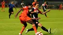 Pemain tengah Persija, Victor Pae (kiri) berusaha lolos dari kawalan Fauzan Jamal (Persijap) saat berlaga di lanjutan ISL di stadion GBK Jakarta, (26/5/2014). (Liputan6.com/Helmi Fithriansyah)