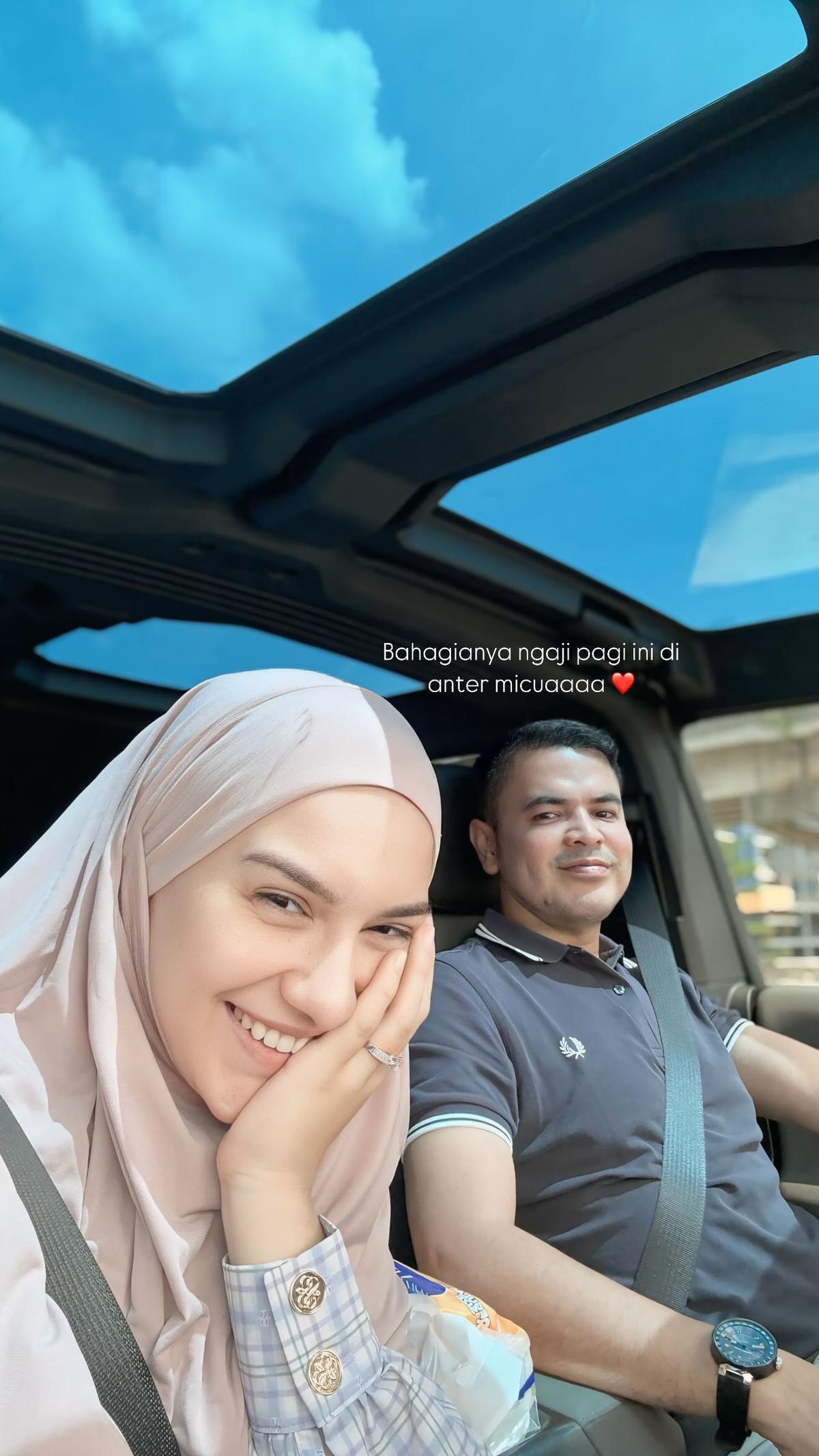 Irish Bella dan Haldy Sabri Datang ke Sebuah Acara, Tampak Bahagia - Air Rumi Tertawa Lepas Sambil Tiduran ke Ayah Sambung
