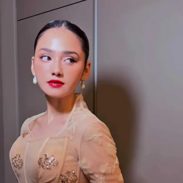 Model Kebaya Syifa Hadju dengan Detail Korset yang Bikin Ramping