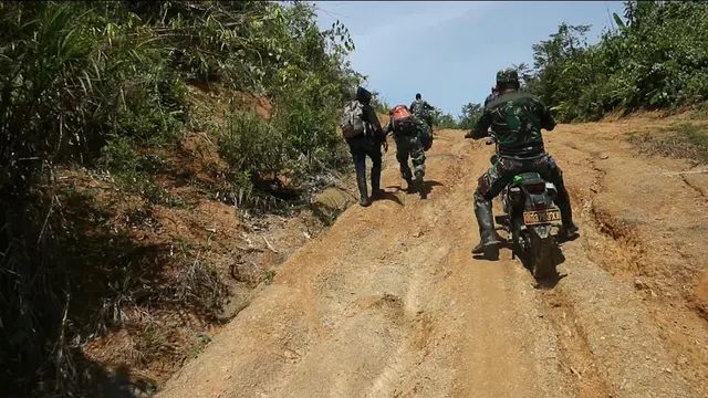 Jalanan untuk menuju Dusun Gun Tembawang yang berada di perbatasan Indonesia-Malaysia. (Liputan6.com/Lizsa Egehem)