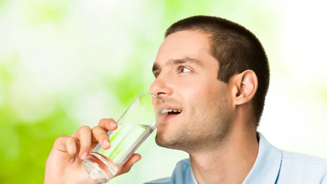 Menghitung Kebutuhan Cairan Tubuh Setiap Hari (VgStudio/Shutterstock)