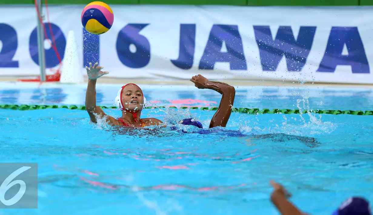 Pemain DKI Jakarta, Ariel Dyah Cininta S (kiri) mengoper bola saat laga final polo air PON XIX melawan Jawa Barat di Kolam Renang Si Jalak Harupat, Kab Bandung, Senin (26/9/2016). DKI Jakarta unggul dengan skor 14-8. (Liputan6.com/Helmi Fithriansyah)