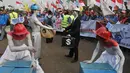  Aksi teaterikal di depan Istana Merdeka, Jakarta, Rabu (8/7/2015). Mereka menuntut presiden untuk menolak perpanjangan konsesi serta menuntut nasionalisasi aset PT. JICT (Liputan6.com/Faizal Fanani)