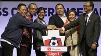 Suasana seremoni pembukaan saat Peluncuran Shopee Liga 1 di SCTV Tower, Jakarta, Senin (13/5). Sebanyak 18 klub akan bertanding pada Liga 1 mulai tanggal 15 Mei. (Bola.com/Vitalis Yogi Trisna)