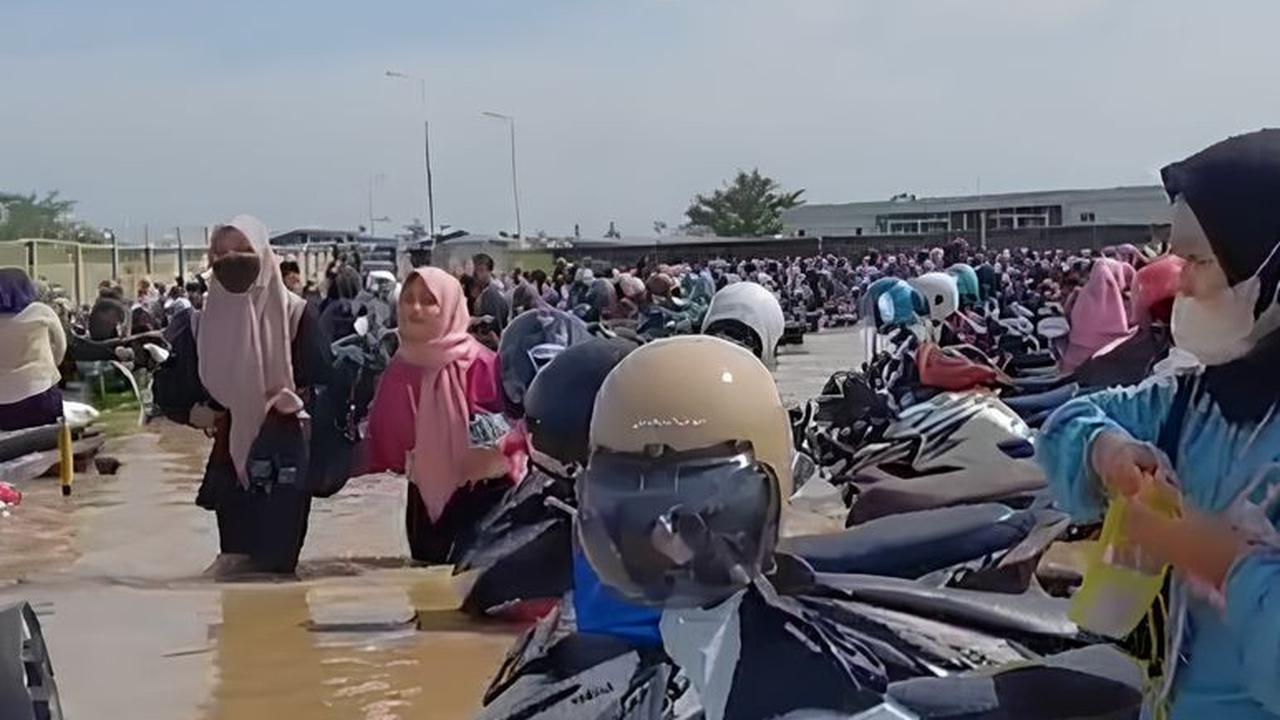 Potret Pabrik Cirebon Timur Terendam Banjir Besar, Seluruh Motor Karyawan Terendam hingga Viral di Media Sosial