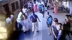 Insiden mengerikan terjadi di stasiun kereta Dadar Railway, Mumbai, India. Dua wanita nyaris kehilangan nyawa saat nekat turun dari kereta yang mulai melaju.