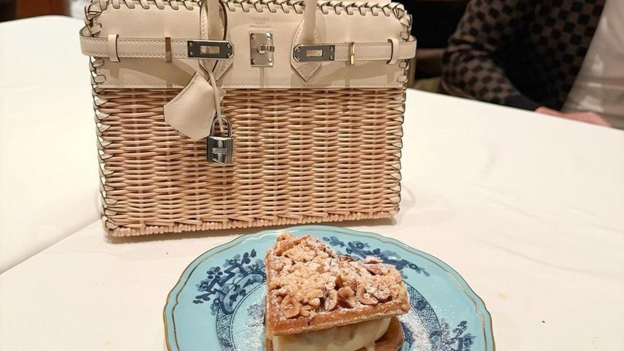 Perhatian juga tertuju pada tas Syahrini yang harganya fantastis, koleksi Hermes yang diposting di akun Instagram Fashion-nya.<br>