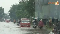 [VIDEO] Kali Angke Meluap, Ruas Jalan Ditutup