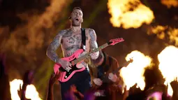 Penampilan vokalis Maroon 5 Adam Levine saat memeriahkan pertandingan antara Los Angeles Rams dan New England Patriots dalam Super Bowl LIII di Atlanta, Georgia, AS, Minggu (3/2). (AP Photo/Mark Humphrey)