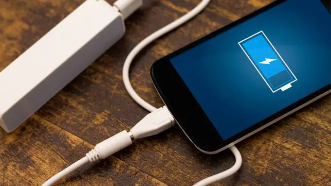 [Bintang] Jangan Salah Kaprah, Begini Cara Nge-charge HP yang Benar!