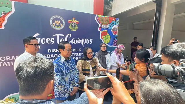 Wakil Kepala Badan Gizi Nasional Bidang Komunikasi Publik dan Investigasi, Nanik S Deyang bersama Rektor Universitas Hasanuddin, Jamaluddin Jompa dalam acara BGN Goes to Campus di Makassar. (Dok: BGN)
