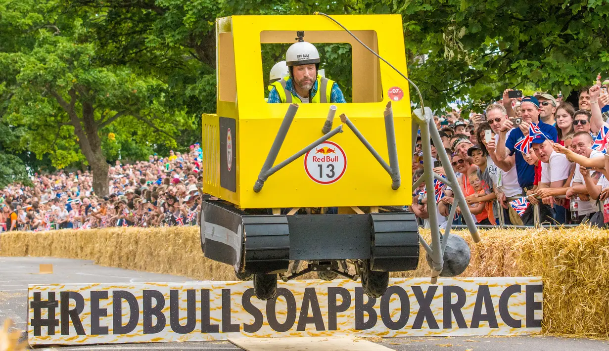 Peserta menaiki kendaraan unik buatannya Balls Of Steel pada ajang Race Red Bull Soapbox di Alexandra Palace, London, 9 Juli 2017. Balapan kotak sabun ini telah menjadi sebuah ajang berskala internasional. (Leo Francis/Red Bull Content Pool via AP Images)