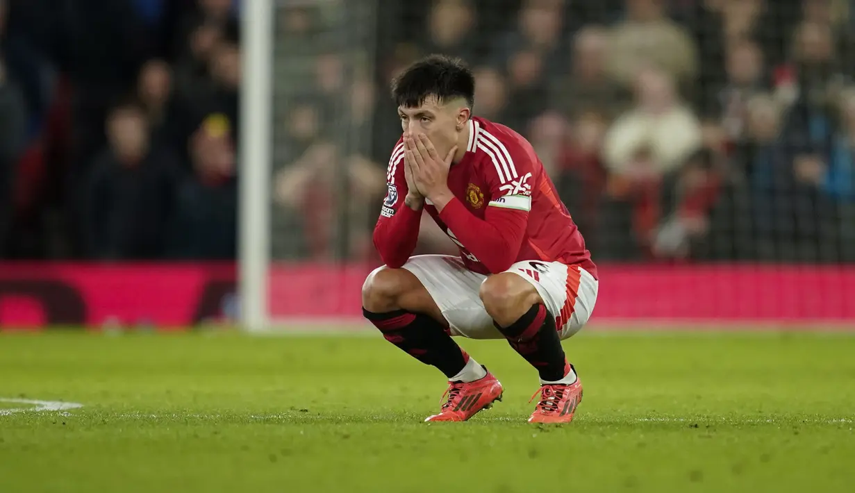 Gestur kecewa pemain Manchester United, Lisandro Martinez saat timnya kebobolan dari Newcastle pada laga lanjutan Liga Inggris 2024/2025 yang berlangsung di Old Trafford, Manchester, Inggris, Selasa (31/12/2024) WIB. (AP Photo/Dave Thompson)