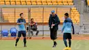 Pelatih timnas Indonesia, Alfred Riedl (ketiga dari kiri) menatap Evan Dimas (kanan) di sela-sela latihan di Stadion GBK Jakarta, Kamis (13/11/2014). (Liputan6.com/Helmi Fithriansyah)