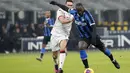 Striker Inter Milan, Romelu Lukaku, melepaskan tendangan saat melawan Cagliari pada laga Coppa Italia di Stadion Giuseppe Meazza, Rabu (15/1/2020). Inter Milan menang 4-1 atas Cagliari. (AP/Antonio Calanni)