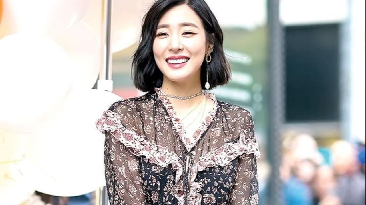 Seperti dikutip dari Vogue, Tiffany membagi tips bahwa untuk mendapatkan tampilan makeup yang tanpa cela adalah dengan menggunakan face primer yang dicampur dengan face oil, sebelum menggunakan foundation.