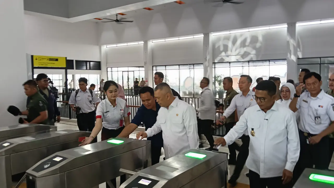 Menteri Perhubungan (Menhub) Dudy Purwagandhi memeriksa kesiapan Stasiun Jatake, Kabupaten Tangerang, Banten, Rabu (28/1/2026). (Liputan6.com/Maulandy)
