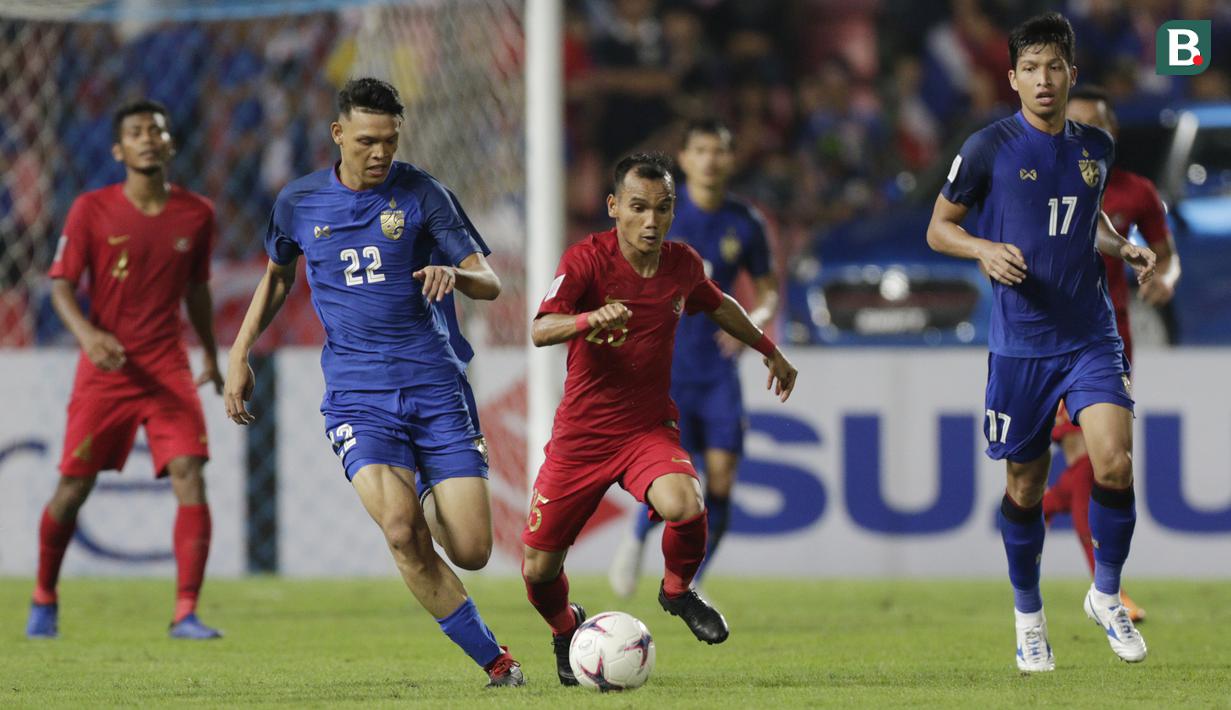 Gelandang Timnas Indonesia, Riko Simanjuntak, berebut bola dengan gelandang Thailand, Supachai Jaided, pada laga Piala AFF 2018 di Stadion Rajamangala, Bangkok, Sabtu (17/11). Thailand menang 4-2 dari Indonesia. (Bola.com/M. Iqbal Ichsan)