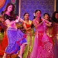 Selain aktor atau akrtis serta cerita yang menarik, lagu dalam film Bollywood juga semakin menambah keindahan film itu sendiri.