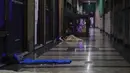 Tunawisma tidur di emperan toko di Milan, Italia, 27 November 2020. Dinas Pertanian di Italia mengatakan bahwa pandemi virus Corona telah menciptakan 300.000 yang disebut "orang miskin baru,” berdasarkan survei dari asosiasi amal yang beroperasi di Lombardy tersebut. (AP Photo/Luca Bruno)
