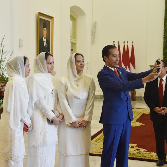 Saat Jokowi Selfie Bareng 3 Putri Raja Malaysia Di Istana Bogor News Liputan6 Com